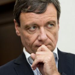 Soud: Rath má nárok na náhrady. Poslanci ale nesouhlasí