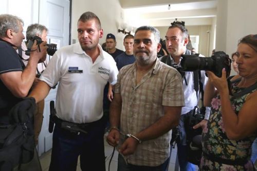 Foto: Soud v Kecskemétu uvalil vazbu na muže podezřelé z podílu na smrti 71 běženců