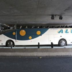 Španělský autobus si v tunelu utrhl střechu: Desítky zraněných