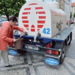 Špatné zprávy pro Dejvice: Voda stále není pitná a jsou v ní viry
