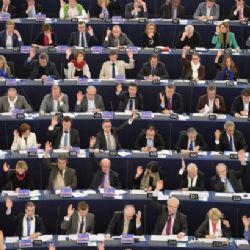 Společná vláda, rozpočet i parlament, to vše chce pro eurozónu Hollande