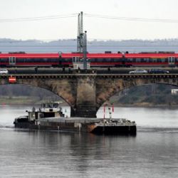 Střekovská vlna vysvobodila uvízlou českou loď v Drážďanech