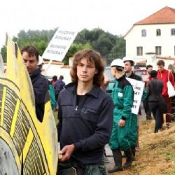 Tak zní rypadlo, ukázali aktivisté majiteli těžební společnosti