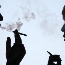 Třetina světových kuřáků žije v Číně. Úřady vůči nim přitvrdí