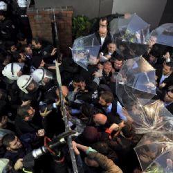 Turecká policie vtrhla do sídla opoziční mediální firmy. Pár dní před volbami