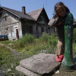Tvrdá kontrola a minimum pauz: Život chudých Romů pod vládou Jobbiku