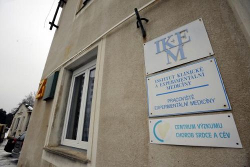 Foto: Unikátní operace v IKEMu zachránila muže po předávkování léky