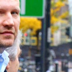 Uprchlý miliardář je stále na příjmu a nesmí v noci ven