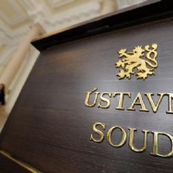 ÚS: I bohatí rodiče mají na děti platit přiměřené výživné