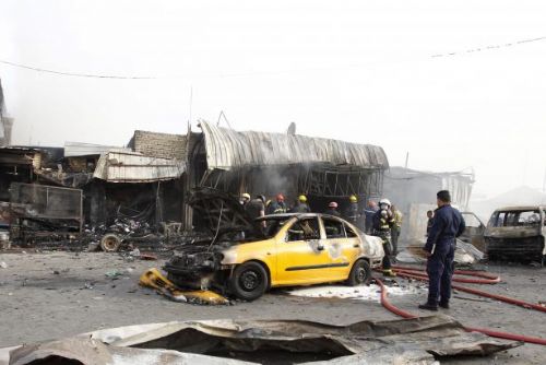 Foto: V Bagdádu vybuchla bomba nastražená v autě. Zemřelo nejméně 11 lidí