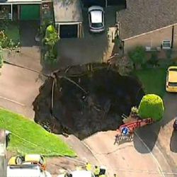 V britském St. Albans se propadla zem – zeje tu dvacetimetrová jáma