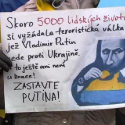 V Praze se demonstrovalo proti Putinovi. Policie zadržela novináře
