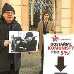 V připomínce února 1948 věšeli aktivisté oprátky na sídlo KSČM