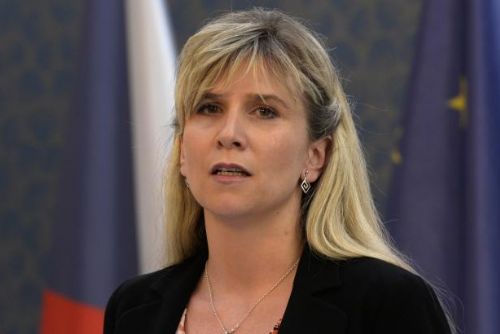 Foto: Valachová jde za prezidentem jednat o profesorech