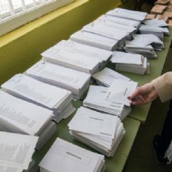 Ve Španělsku zvítězili ve volbách lidovci, éra jednobarevných vlád ale končí