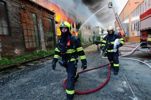 Foto: Ve vyhořelé hale ve Vysočanech hledají příčinu požáru