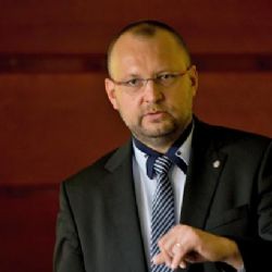 Ve vyšetřovací komisi ke změnám v policii zasedne Bartošek i Korte