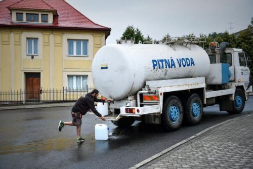 Foto: Voda v Novém Boru už je čistá, hlásí hygiena