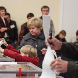 Volby na Ukrajině se zadrhávají, řada volebních místností vůbec neotevřela