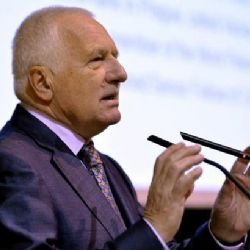 Vycouvat a nechat ukrajinskou krizi Ukrajině, radí Klaus Evropě i Rusku