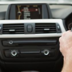 Významný autoservis čelí obžalobě z instalace kradené navigace