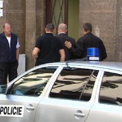 Žalobci chtějí vazbu pro policistu z ÚOOZ - prý vynášel informace