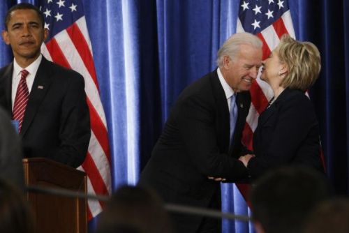 Foto: Zamíchá Biden volebními kartami? Akcie Clintonové klesají