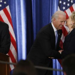 Zamíchá Biden volebními kartami? Akcie Clintonové klesají