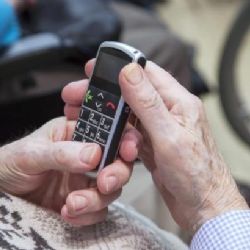 Zastaralé jméno v telefonním seznamu naláká podvodníky na seniora