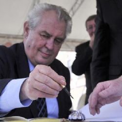 Zeman se omluvil, že se Peroutkův článek nenašel. Trvá ale na tom, že je