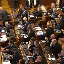 ŽIVĚ: Poslanci řeší migrační krizi na mimořádné schůzi