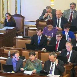 ŽIVĚ: Poslanci se hádali, jestli řešit Zemanův výrok o kalašnikovu