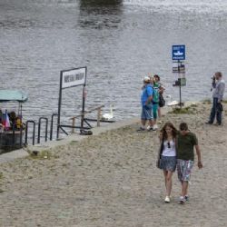 Život z Rašínova nábřeží pomalu přeplouvá i na smíchovskou náplavku