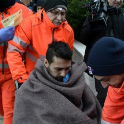 
Zmatky v počtu zachráněných z hořící lodi trvají dál
