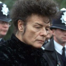 Zneužil i desetiletou dívku. Rocker Glitter dostal 16 let vězení