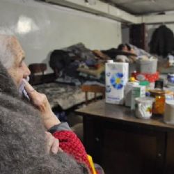 Zničené domy a zoufalí lidé. Člověk v tísni pomáhá v Debalceve