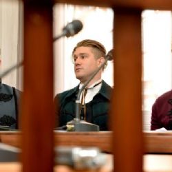 Ztohoven u soudu kvůli výměně standarty za červené trenýrky, kousek vlajky dostala i soudkyně