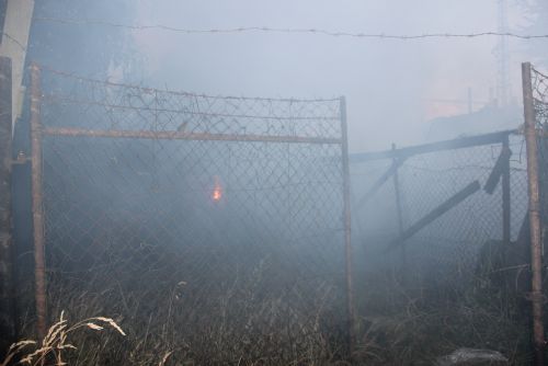 Obrázek - Rozsáhlý požár bezdomoveckých chatek u „pavlačáku“ na Jateční