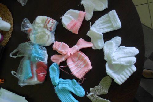 Obrázek - CPOS se zapojilo do pletení čepiček pro nedonošená miminka a do projektu SENIOŘI DĚTEM