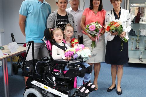 Obrázek - Předání speciálního elektrického vozíku těžce postižené pětileté Sofince