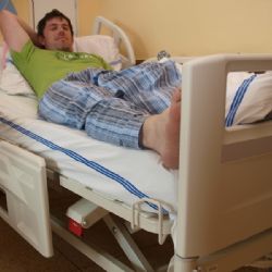 Krajské nemocnice opět povolují návštěvy