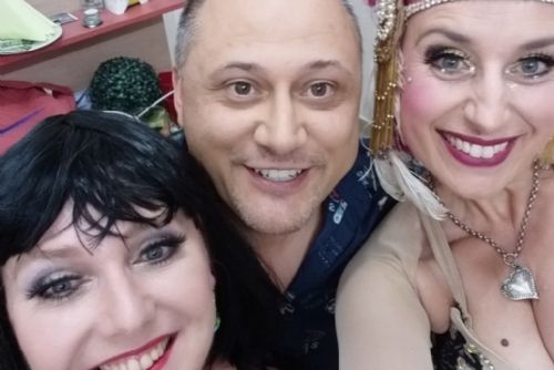 Foto: V Malesicích proběhla premiéra Košilaté stand up show s tanečnicemi