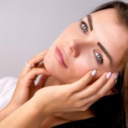 Vyživující pleťové krémy a kosmetika proti vráskám a kožním skvrnám