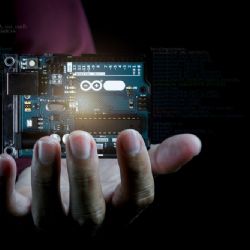Arduino projekty: Od jednoduchých obvodů po pokročilé roboty a domácí automatizaci