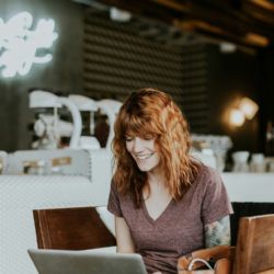 Jak se pobavit online? Můžete hrát online kasino nebo zkusit karaoke