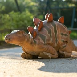 První chodící robotický stegosaurus v ČR od 22.5. v plzeňském DinoParku