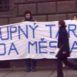 Při bitce s policisty bez masky