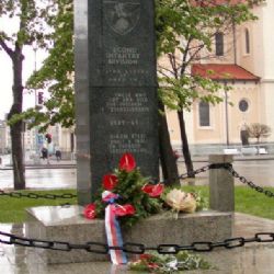 Květiny u plzeňských památníků