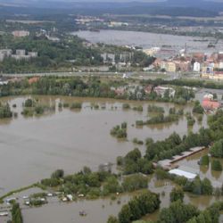 Zatopená auta se valí do Čech 