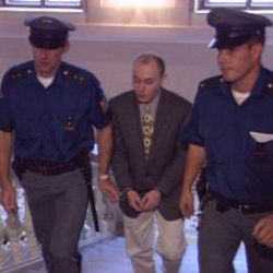 Napadl policisty, demoloval služebnu